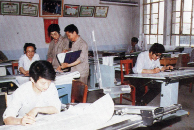 從1984年第一季度到抓管理上登記全面提高企業(yè)素質(zhì)驗(yàn)收前，采取分線檢查、總結(jié)成績(jī)、找出差距、提出措施、限期整改的方法，使各項(xiàng)工作在整頓中鞏固提高，在鞏固提高中進(jìn)行再整頓，再提高。