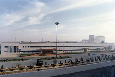 1995年5月30日，山推與日本小松株式會(huì)社合資成立小松山推工程機(jī)械有限公司