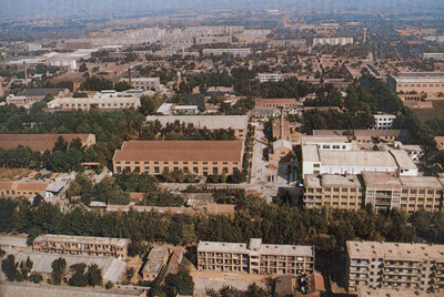 推土機(jī)總廠本部廠區(qū)。山東推土機(jī)總廠建立時(shí)，固定資產(chǎn)原值為2569萬(wàn)元，占地面積為517538平方米，建筑面積為170861平方米。