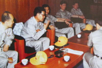 為了學(xué)習(xí)外國(guó)先進(jìn)技術(shù)和管理方法，前往引進(jìn)技術(shù)與設(shè)備的國(guó)家進(jìn)行實(shí)地考察。薛仲光廠長(zhǎng)在日本。