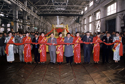 山推股份公司舉行山推牌TY220推土機(jī)5000臺(tái)下線慶典活動(dòng)。