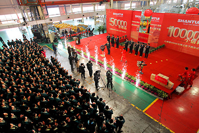 推土機(jī)事業(yè)部總裝工廠隆重舉行推土機(jī)第50000臺(tái)下線慶典儀式。這一激動(dòng)人心的歷史時(shí)刻標(biāo)志著50000臺(tái)不僅僅是一個(gè)數(shù)量的積累，更是山推管理水平、生產(chǎn)規(guī)模、制造技術(shù)、研發(fā)能力、銷售能力等綜合能力的體現(xiàn)，標(biāo)志著山推推土機(jī)產(chǎn)業(yè)整體實(shí)力進(jìn)一步增強(qiáng)，是從量變到質(zhì)變的飛躍。