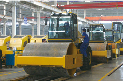 2002年2月，由履帶廠開(kāi)發(fā)研制的YZ18液壓振動(dòng)壓路機(jī)，順利下線。
