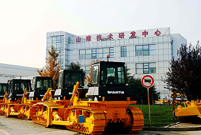 2009年，山推研發(fā)中心被國(guó)家人事部批準(zhǔn)設(shè)立博士后科研工作站，同年召開(kāi)首屆科技創(chuàng)新大會(huì)。