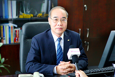 張秀文董事長(zhǎng)在接受中國(guó)山東網(wǎng)專題采訪時(shí)，就公司踐行“厚道魯商”倡樹(shù)行動(dòng)進(jìn)行回答，介紹了山推把“仁義、誠(chéng)信、厚道”的文化精髓融入到生產(chǎn)經(jīng)營(yíng)的全過(guò)程的典型做法和“誠(chéng)敬做產(chǎn)品，誠(chéng)信做企業(yè)”的經(jīng)營(yíng)理念，在工程機(jī)械行業(yè)樹(shù)立起了“厚德堅(jiān)韌”的山東國(guó)企形象