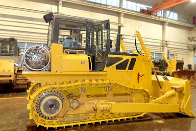 世界上第一臺(tái)燃?xì)庑吐膸酵仆翙C(jī)——SD20-5（LNG）在研究總院新產(chǎn)品試制中心下線。SD20-5（LNG）履帶式推土機(jī)是公司順應(yīng)行業(yè)發(fā)展趨勢(shì)開(kāi)發(fā)的一款節(jié)能、環(huán)保產(chǎn)品，整機(jī)采用天然氣專用發(fā)動(dòng)機(jī)，燃燒后無(wú)積炭，滿足stageIIIA排放，壽命更長(zhǎng)，維修頻率更低。
