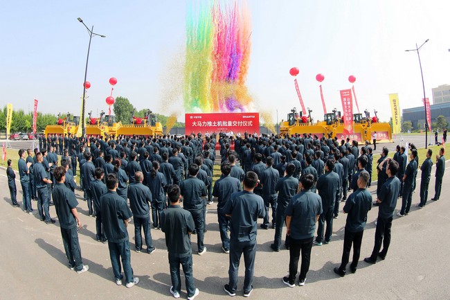 5月17日，山推向中煤平朔集團(tuán)一次性交付六臺(tái)中國(guó)最大馬力推土機(jī)。